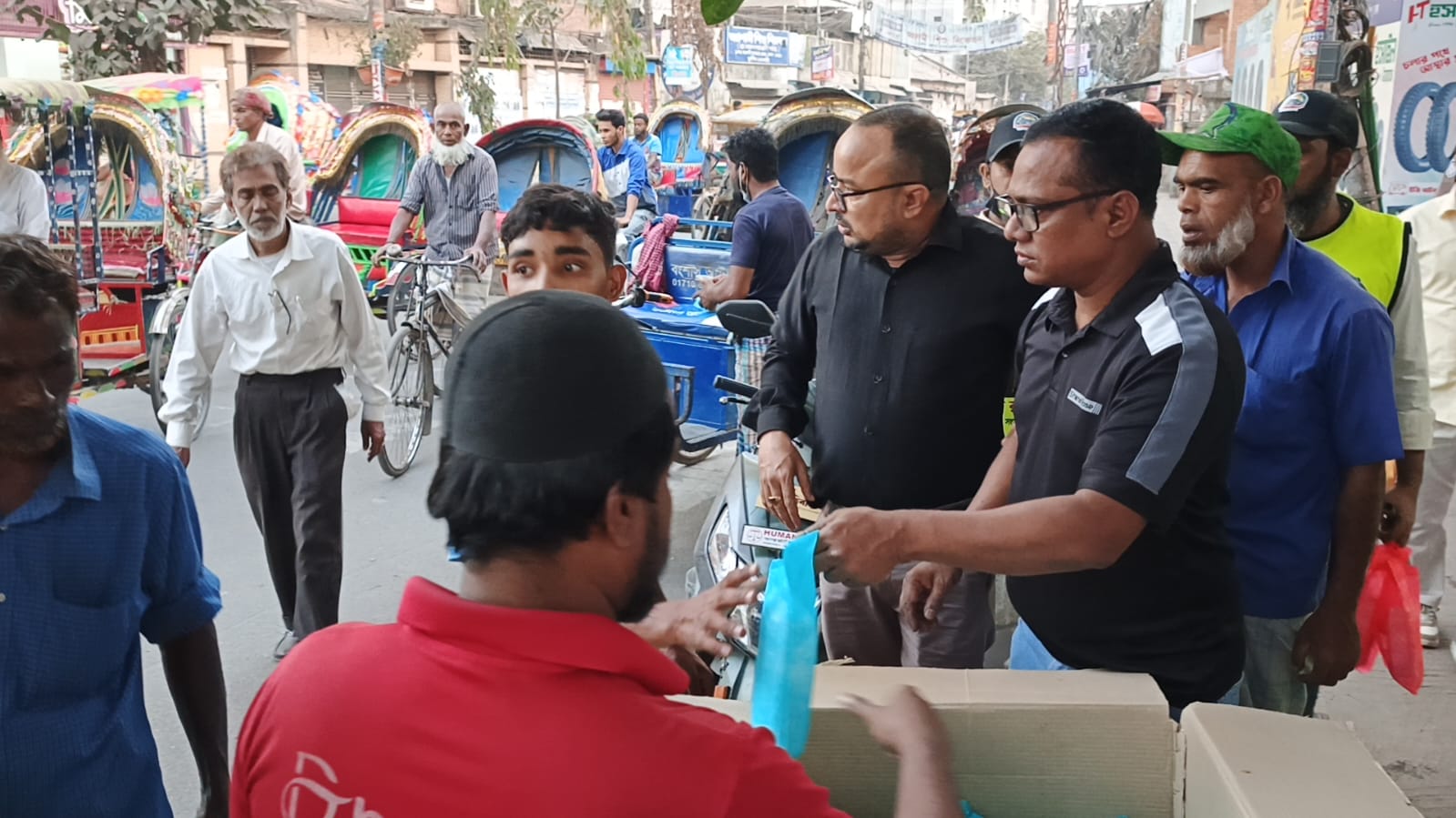 ইফতার বিতরণ কর্মসূচি ২০২৬: পথচারী, শ্রমজীবী ও দায়িত্বরত পুলিশ সদস্যদের পাশে প্রতিবাদী কন্ঠ